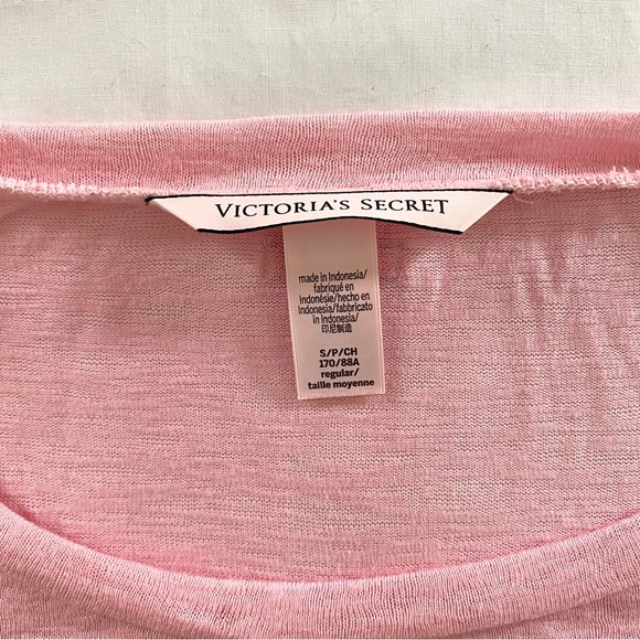 Victoria’s Secret Lightweight Graphic Sweater NWOTs - Picture 4 of 4